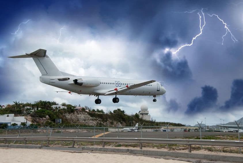 Aeronave pousando em uma tempestade.