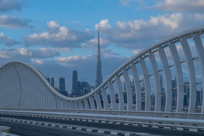 Ponte Maidan em Dubai com vista da cidade.