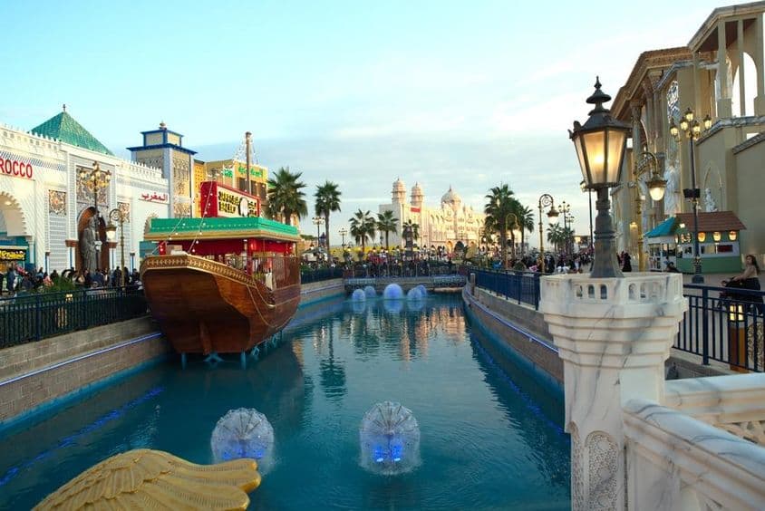 Vista do Global Village Dubai nas horas da noite