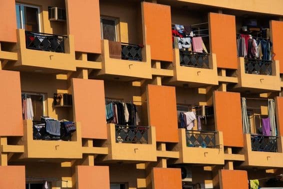 Prédio em Dubai com roupas secando em varandas.