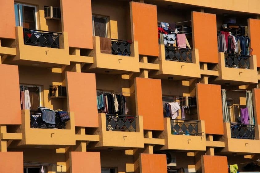 Prédio em Dubai com roupas secando em varandas.