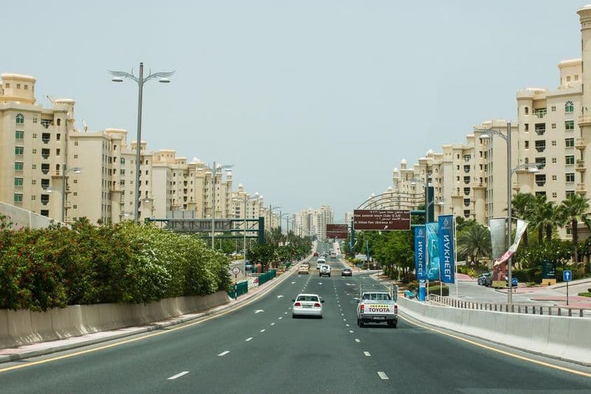 Trânsito de Dubai fora dos horários de pico.