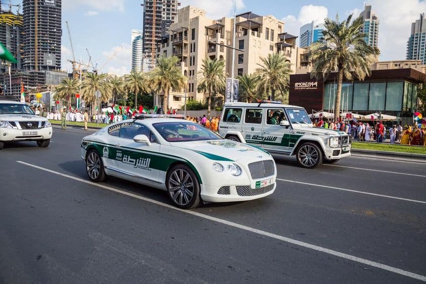 Desfile de carros de polícia ao longo do Boulevard Mohammed Bin Rashid no centro de Dubai.