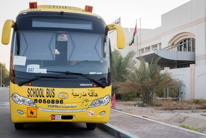 Ônibus escolar amarelo em Abu Dhabi, Emirados Árabes Unidos.