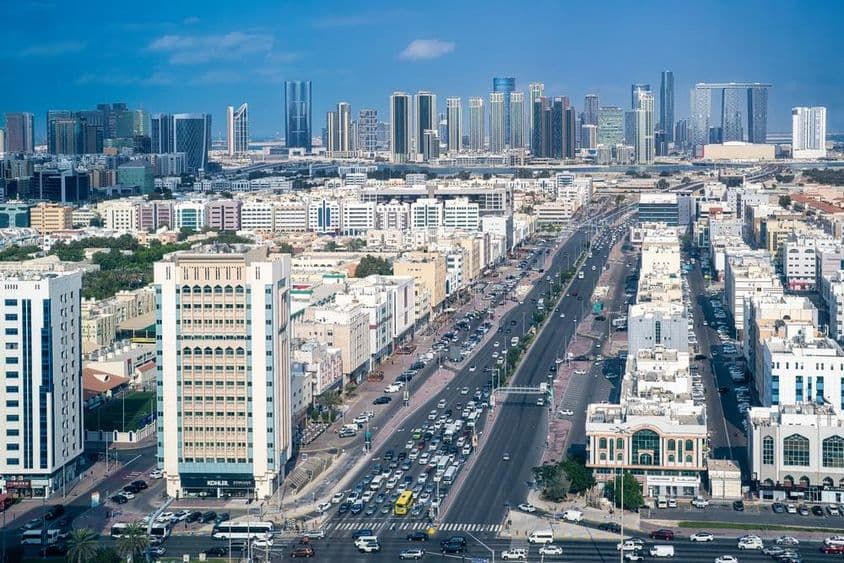 Abu Dhabi, trânsito na Defense Street e arranha-céus modernos da Al Reem Island.