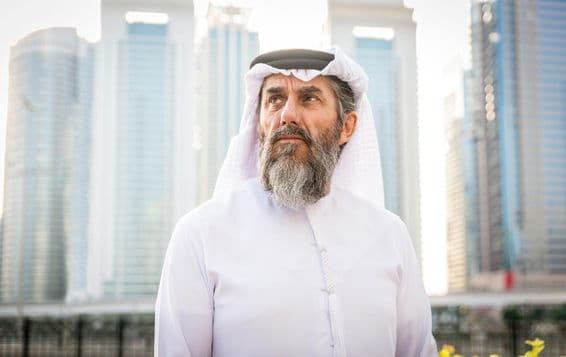 Homem em kandora tradicional em Dubai