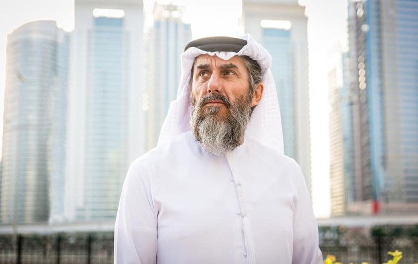 Homem em kandora tradicional em Dubai