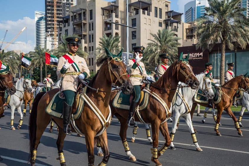 Desfile festivo em Dubai no Boulevard Mohammed Bin Rashid.