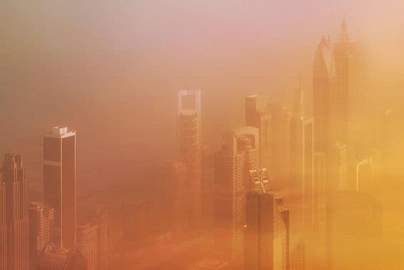 Dubai durante uma tempestade de areia, vista aérea.
