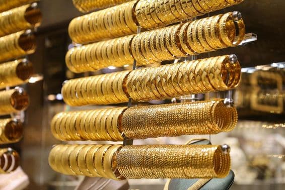 Pulseiras de ouro em uma vitrine de joalheria.