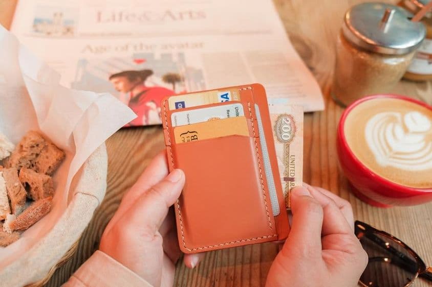 Suporte para cartões de couro bronze de 200 dirham com IDs de Dubai, cartão de débito e cartões de crédito.