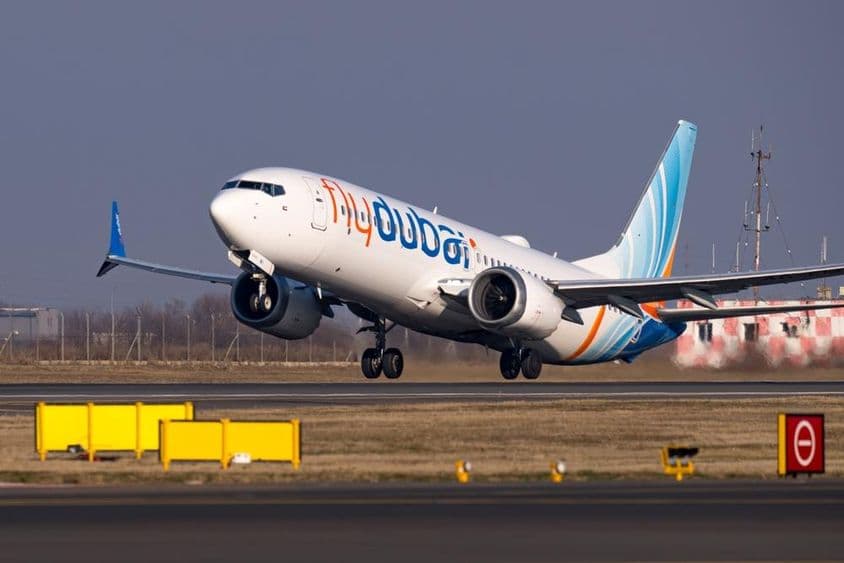 Avião da flydubai decolando.