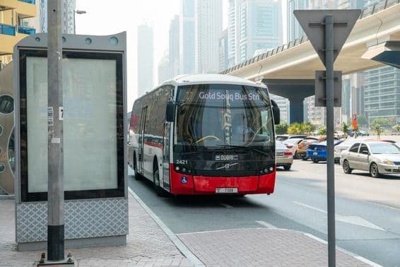 Ônibus da Autoridade de Estradas e Transportes (RTA) em Dubai.