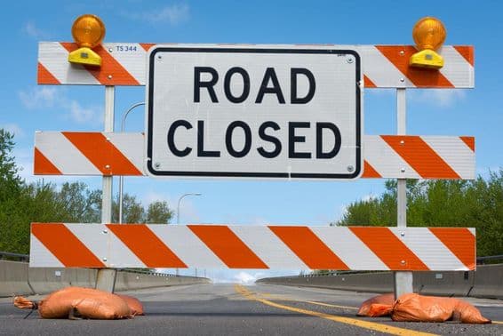 Sinal de seção de estrada fechada.