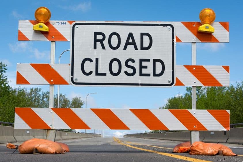 Sinal de seção de estrada fechada.