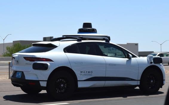 Desenvolvedor de tecnologia autônoma Waymo coleta dados de teste de estrada.