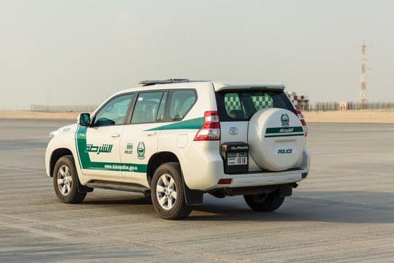 Um carro de polícia no aeroporto DUBAI AL MAKTOUM.