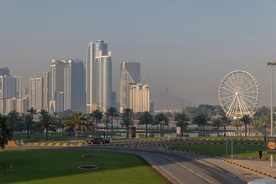 Horizonte de Sharjah com a Roda-gigante Qasba.