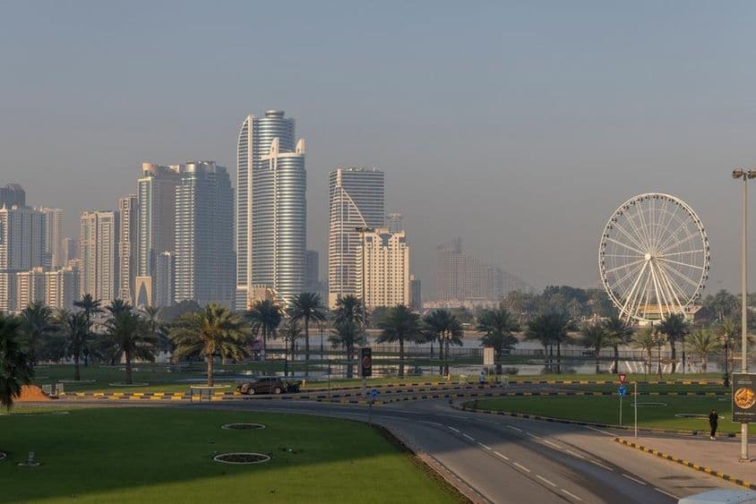 Horizonte de Sharjah com a Roda-gigante Qasba.