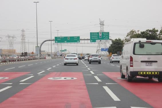 Uma seção da Rua Al Rebat marcada em vermelho para alertar os motoristas.