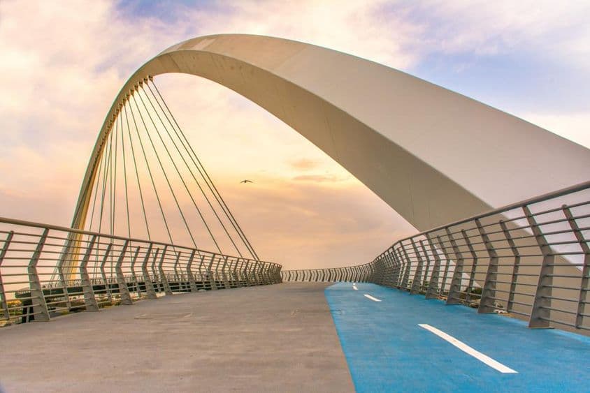 Ponte da Tolerância em Dubai com vista do pôr do sol.