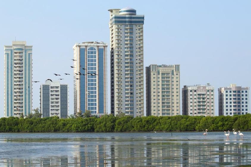 Vista da Torre Abjar do Lago Mangrove em Ras Al Khaimah.