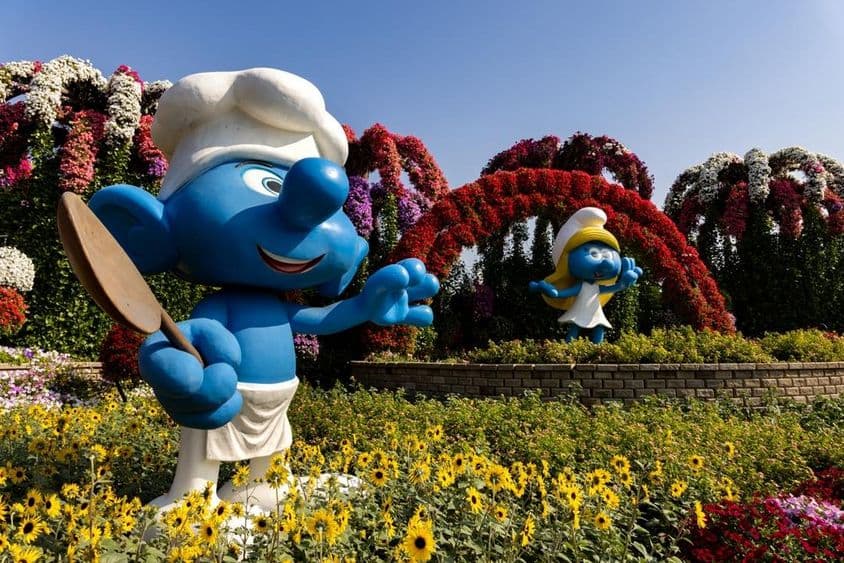 Figuras em tamanho real dos Smurfs em flores coloridas no Dubai Miracle Garden.