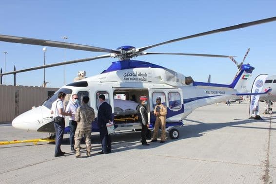 Helicóptero da Polícia de Abu Dhabi no Dubai Airshow 2021 no aeroporto Dubai World Central.