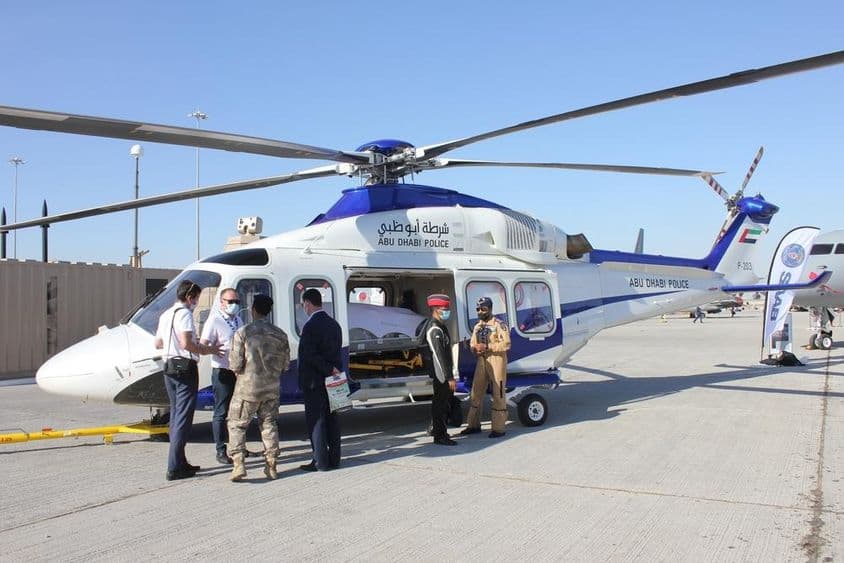 Helicóptero da Polícia de Abu Dhabi no Dubai Airshow 2021 no aeroporto Dubai World Central.