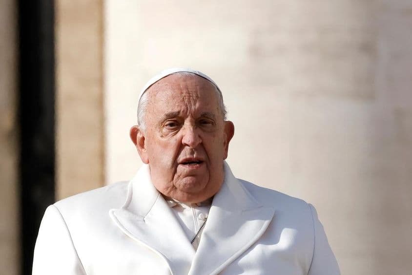 Papa Francisco se retira após a audiência geral semanal na Praça de São Pedro, no Vaticano.