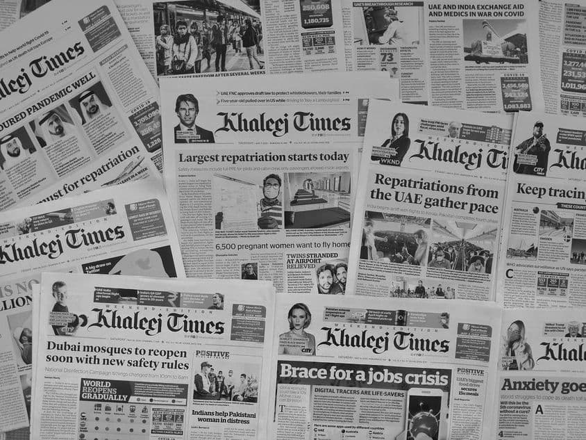 Jornais em Dubai, maio de 2020.
