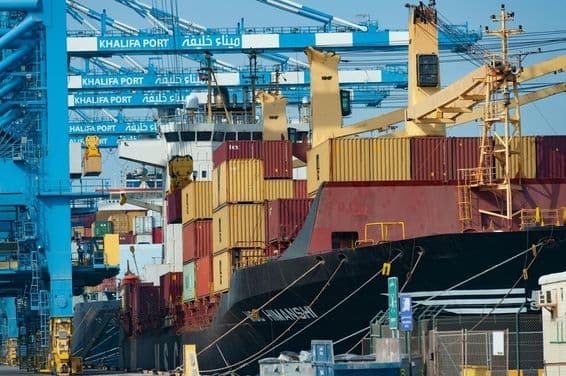Descarregamento de contêineres de um navio no Porto de Khalifa, Abu Dhabi.
