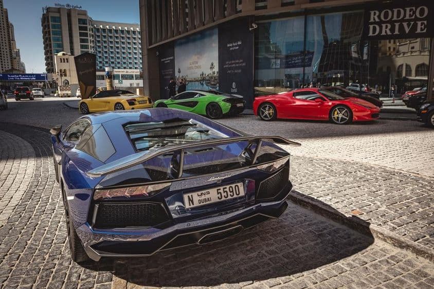 Lamborghini Aventador azul disponível para aluguel em Dubai.
