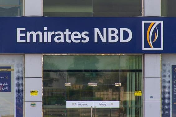 Ras al Khaimah com a placa do banco Emirates NBD.
