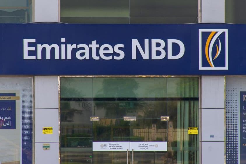 Ras al Khaimah com a placa do banco Emirates NBD.