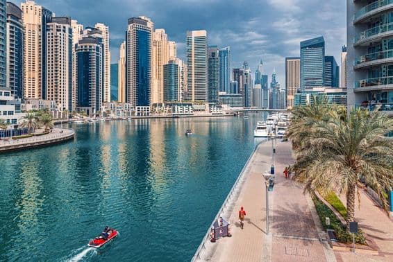 Distrito de Dubai Marina com arranha-céus e propriedades comerciais e residenciais.