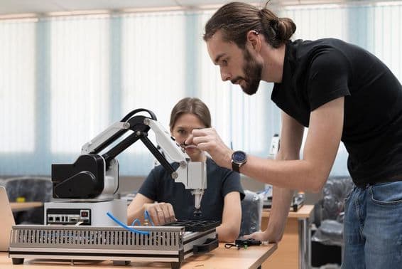 Robô de IA em um laboratório de automação e robótica.