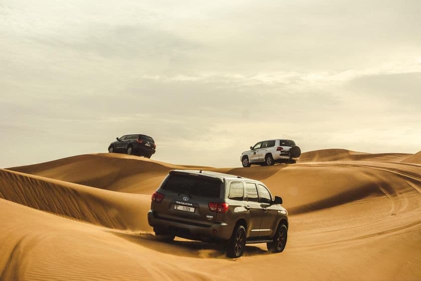 Veículos 4x4 nas dunas do deserto de Dubai.
