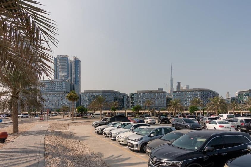 Vista dos modernos prédios de escritórios de Dubai no distrito de design a partir da área de estacionamento.
