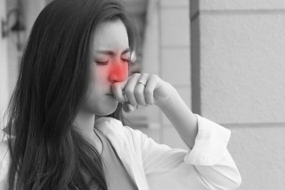 Mulher asiática jovem adulta com doença inflamatória.