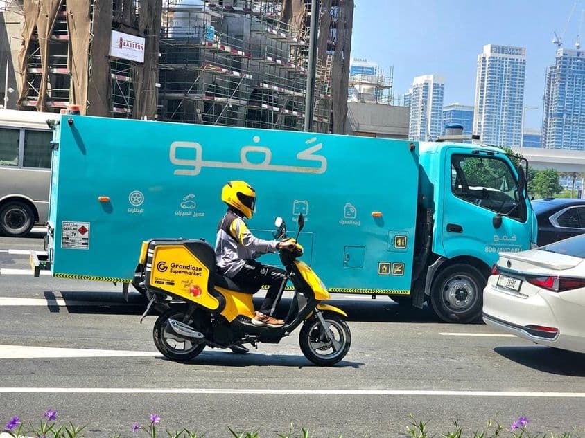 Caminhão de entrega de combustível Cafu projetado para serviços de abastecimento móvel.