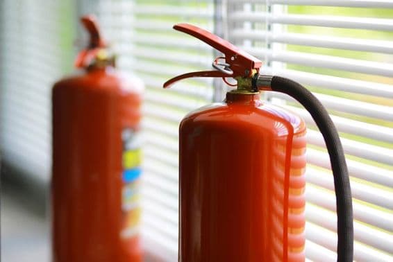 Extintor de incêndio acessível em caso de fogo.