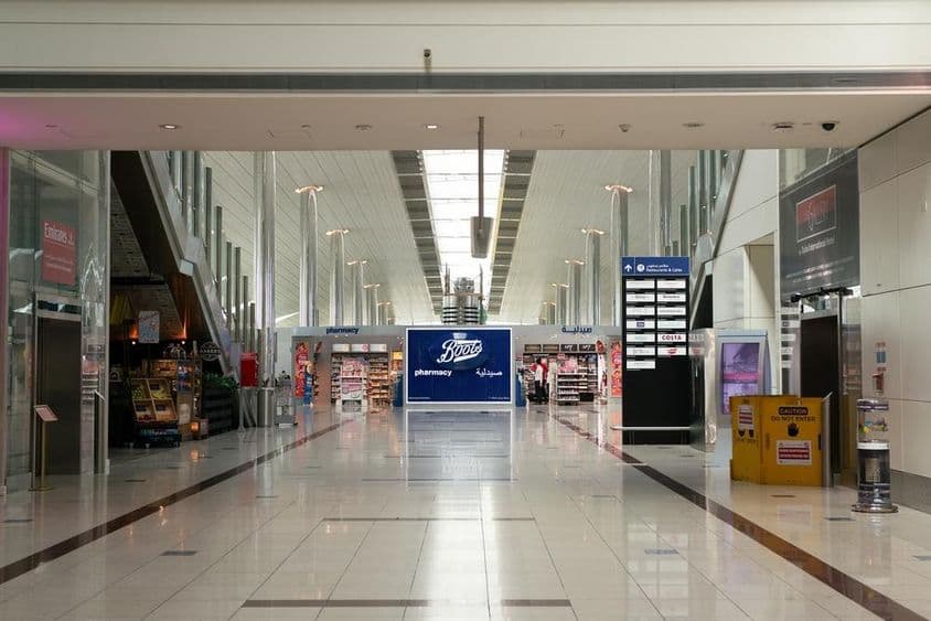 Vista interior do Aeroporto Internacional de Dubai.