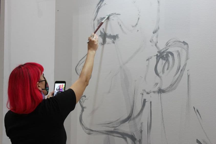 Artista trabalhando na feira de arte 'World Art Dubai'.