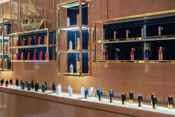 Dubai Mall – Perfumes de luxo e óleos em exibição.