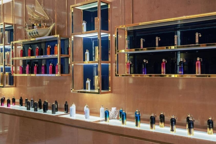 Dubai Mall – Perfumes de luxo e óleos em exibição.