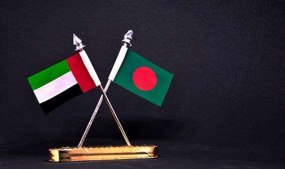 Bandeiras de mesa dos Emirados Árabes Unidos e Bangladesh.