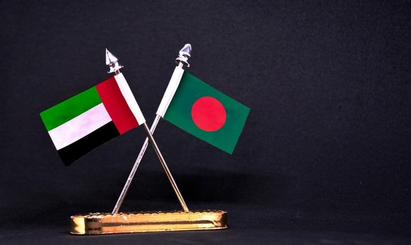 Bandeiras de mesa dos Emirados Árabes Unidos e Bangladesh.