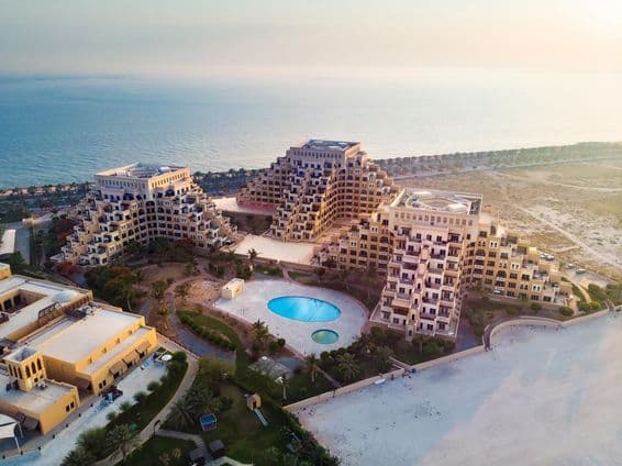 A praia e o litoral da Ilha Marjan no Emirado de Ras al Khaimah.