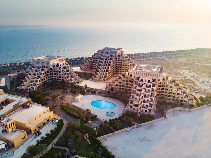 A praia e o litoral da Ilha Marjan no Emirado de Ras al Khaimah.